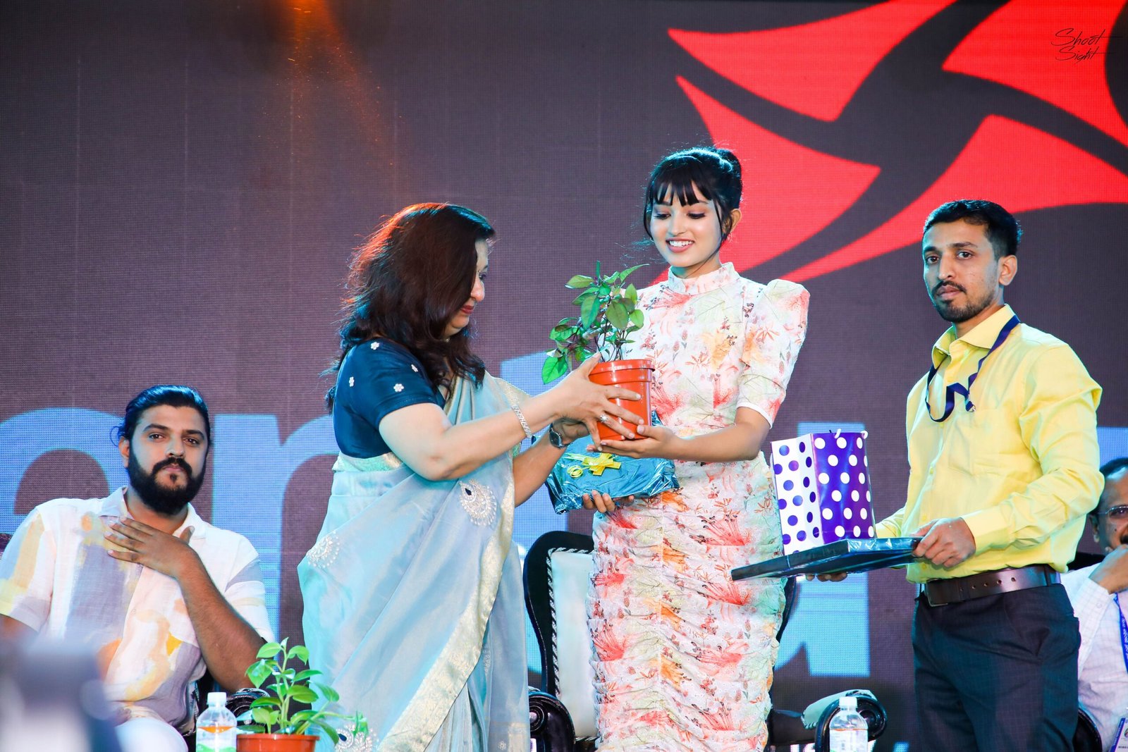 honouring guest photography at college fest in bengaluru