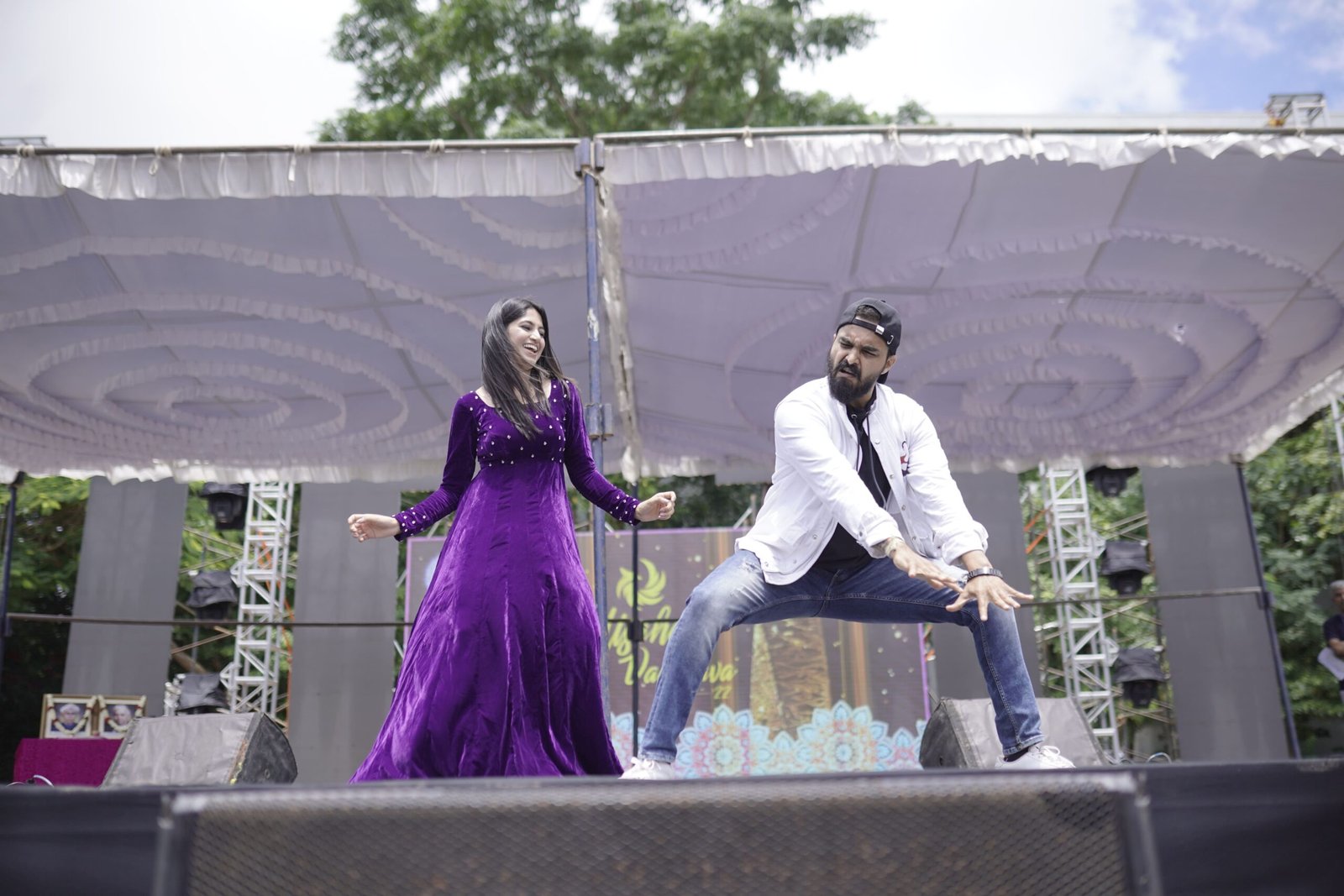 live performing of artist at college concert in bengaluru