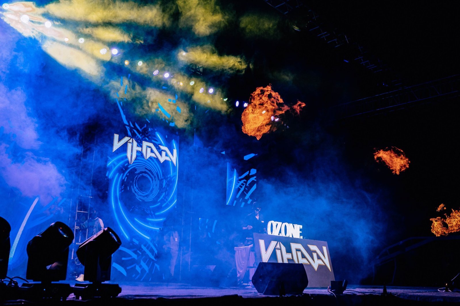 Night concert photography with dramatic lighting